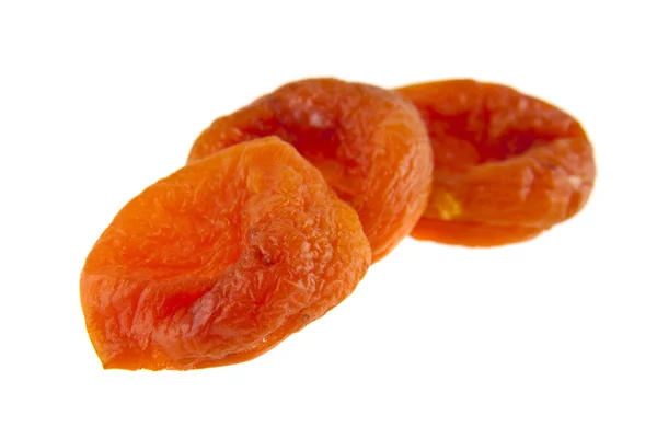 Сушені абрикоси на білому тлі — стокове фото