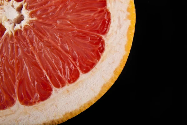 Laranja isolado no fundo preto close-up — Fotografia de Stock