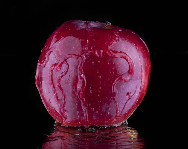 Яблоки в каплях воды — стоковое фото
