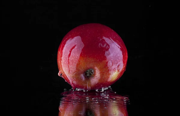 Jabłka w kropli wody — Zdjęcie stockowe