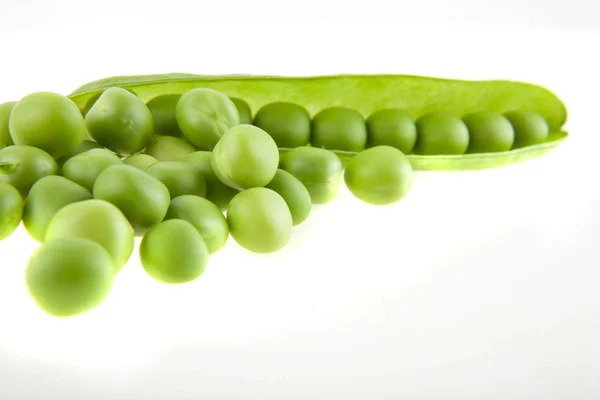 Guisantes verdes sobre fondo blanco — Foto de Stock