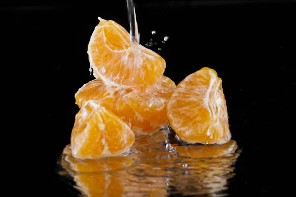 Oranges dans les gouttelettes d'eau — Photo