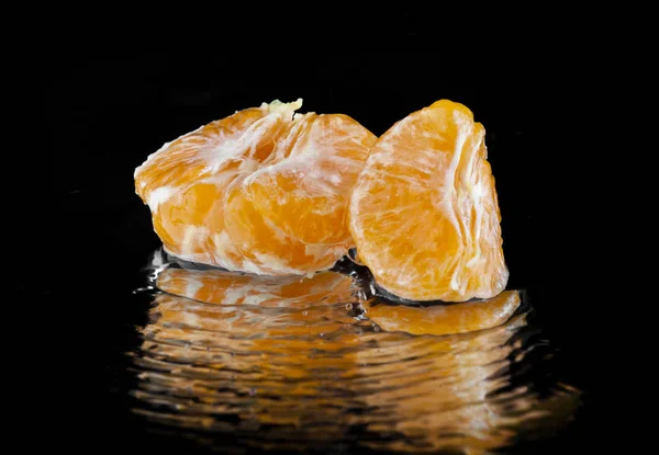 Апельсины в каплях воды — стоковое фото