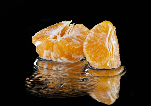 Oranges dans les gouttelettes d'eau — Photo