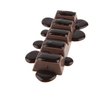 Beyaz arkaplanda çikolata