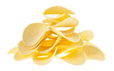 Beyaz arkaplanda patates cipsi