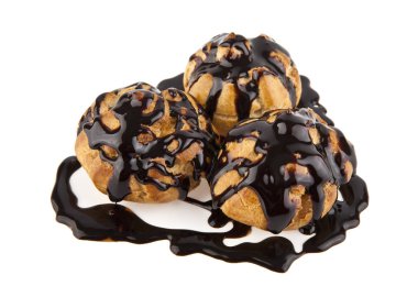 beyaz zemin üzerine çikolatalı kek