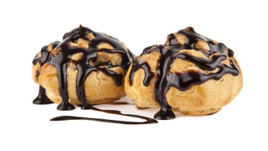 beyaz zemin üzerine çikolatalı kek