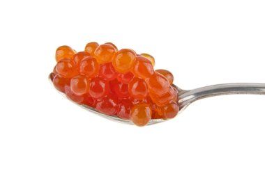 Bir kaşık beyaz arka plan üzerinde izole kırmızı havyar