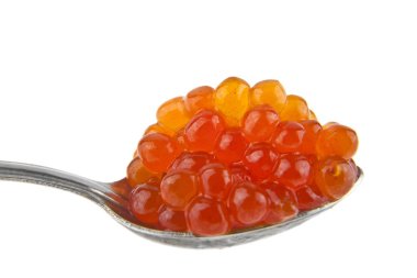 Bir kaşık beyaz arka plan üzerinde izole kırmızı havyar