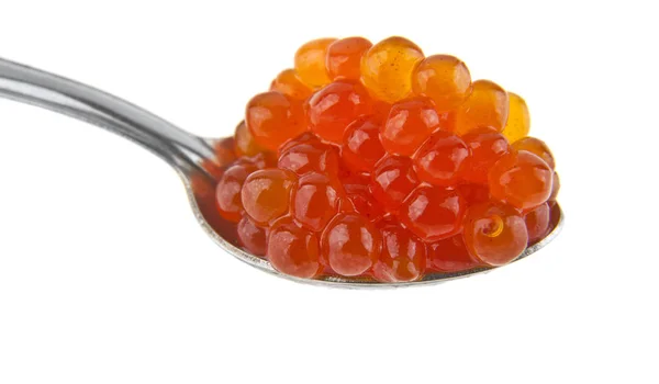 Röd kaviar i en sked isolerad på vit bakgrund — Stockfoto