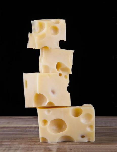 Formaggio isolato su fondo nero — Foto Stock