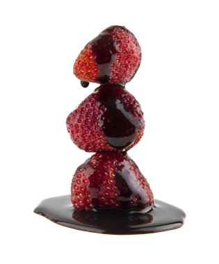 Beyaz arka plan üzerinde izole çikolata çilek