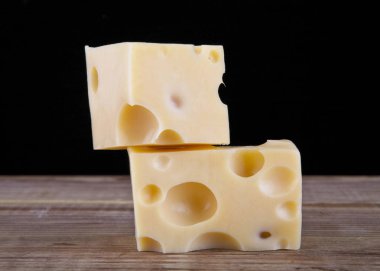 Siyah arkaplanda peynir