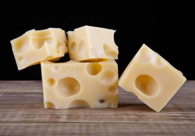 Siyah arkaplanda peynir