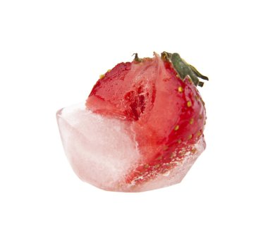 Çilek beyaz arka plan üzerinde izole buz