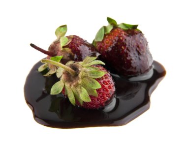 Beyaz arka plan üzerinde izole çikolata çilek