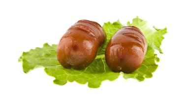 Beyaz arka plan clos izole bir salata yaprağı üzerinde Kızarmış sosis