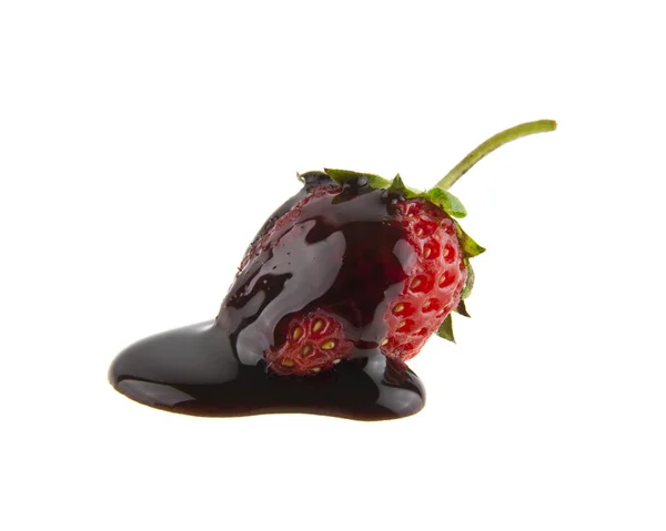 Fresa en chocolate aislado sobre fondo blanco —  Fotos de Stock