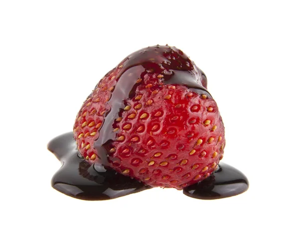 在白色背景上孤立的巧克力草莓 — 图库照片