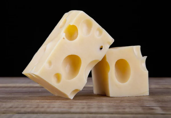 Sýr na černém pozadí — Stock fotografie