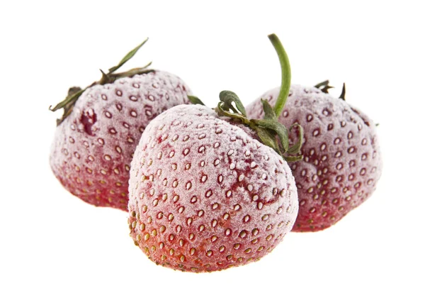 Gefrorene Erdbeeren isoliert auf weißem Hintergrund Nahaufnahme — Stockfoto