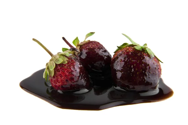 Erdbeere in Schokolade isoliert auf weißem Hintergrund — Stockfoto