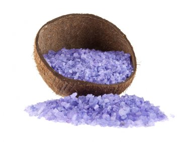 Beyaz arka plan üzerinde izole Hindistan cevizi deniz tuzu