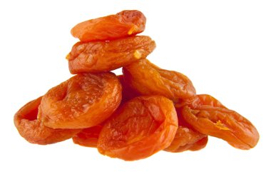 Beyaz arka planda izole edilmiş kurumuş kayısılar