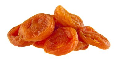 Beyaz arka planda izole edilmiş kurumuş kayısılar