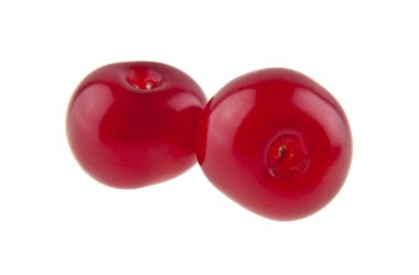 Beyaz arkaplanda kırmızı kiraz izole edildi