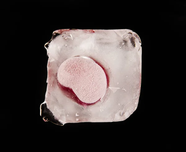 Körsbär i is på en svart bakgrund — Stockfoto