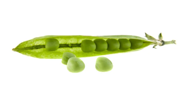 Groene erwten geïsoleerd op een witte achtergrond closeup — Stockfoto