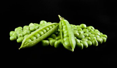 Siyah arkaplanda yeşil bezelyeler