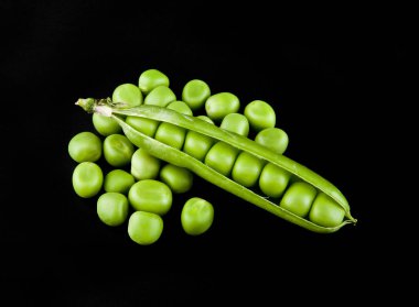 Siyah arkaplanda yeşil bezelyeler