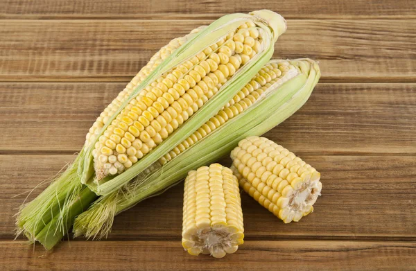 Corn on a wooden table close-up — Stock Photo, Image