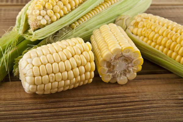 Corn on a wooden table close-up — Stock Photo, Image