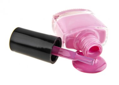 Pembe oje beyaz arka plan üzerinde izole şişesiyle