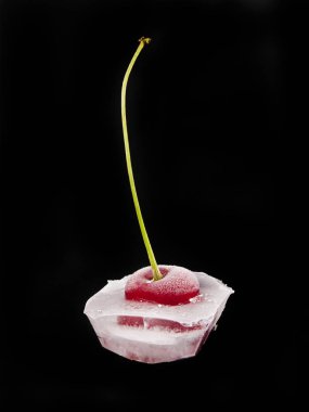 Buz siyah bir zemin üzerine kırmızı kiraz