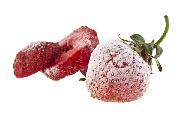 Fragole congelate isolate su fondo bianco — Foto Stock