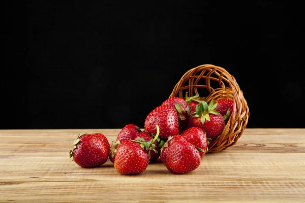 Siyah arka planda sulu çilekler