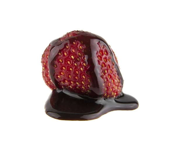 Jahody v čokoládě izolovaných na bílém pozadí closeup — Stock fotografie