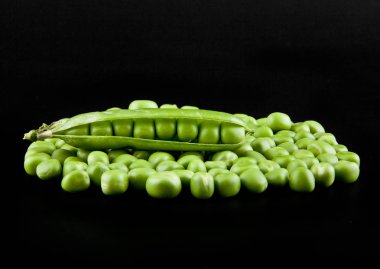 Siyah arkaplanda yeşil bezelyeler