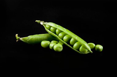 Siyah arkaplanda yeşil bezelyeler