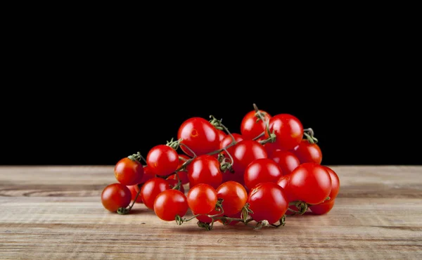 黑色背景特写的番茄 — 图库照片