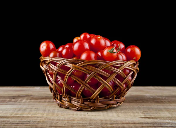 Tomates em um fundo preto closeup — Fotografia de Stock