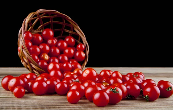 Czerwone pomidory na czarne tło zbliżenie — Zdjęcie stockowe