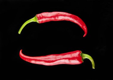 bir siyah arka plan portre üzerinde kırmızı acı biber