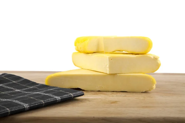 Sýr na dřevěný stůl izolovaných na bílém pozadí — Stock fotografie