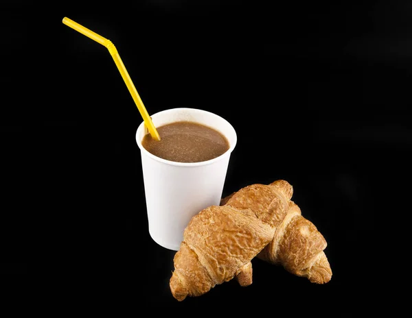 Papier glas met koffie en croissants op een zwarte achtergrond — Stockfoto